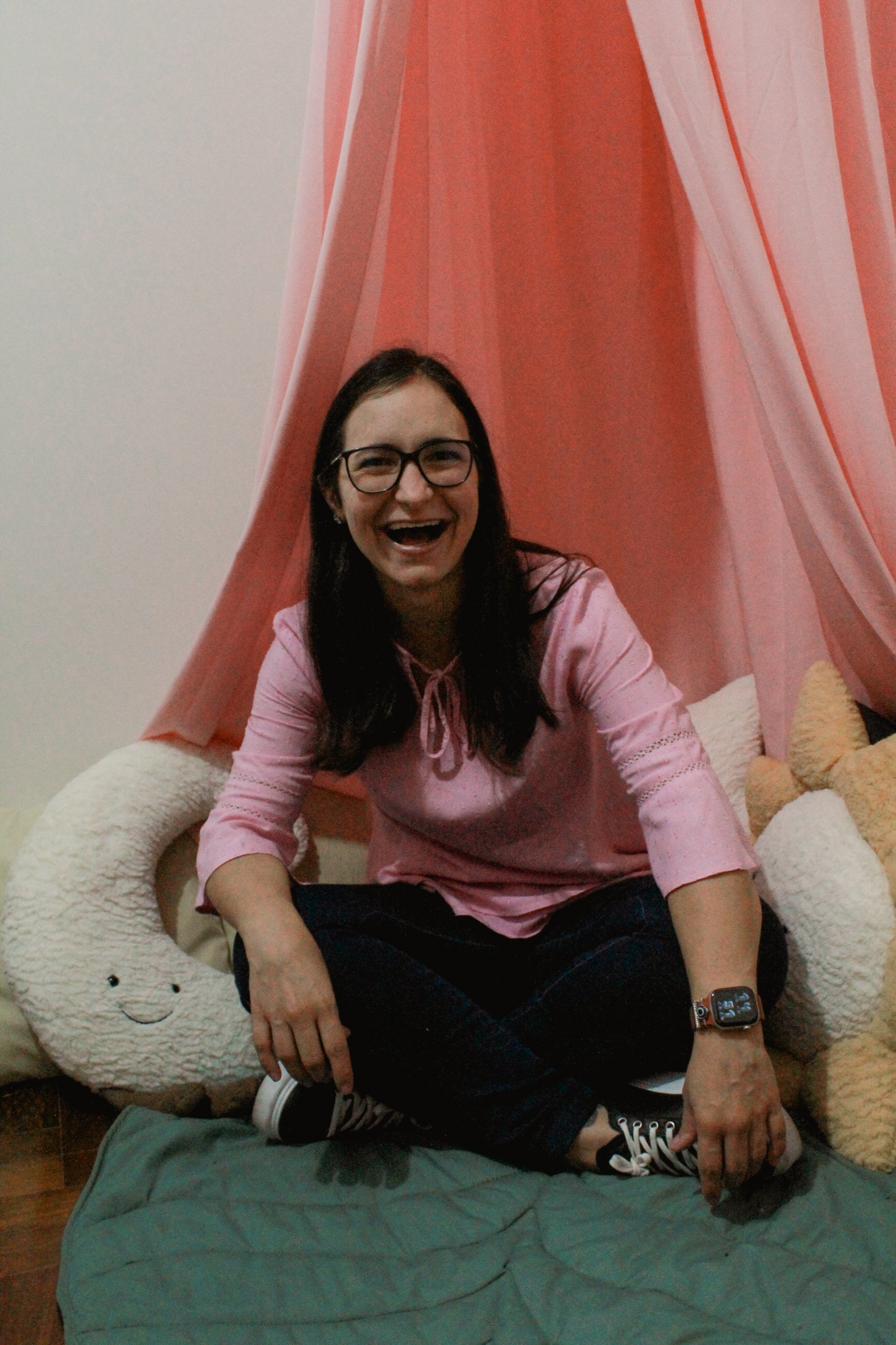 Paola Milani sorrindo em um ambiente acolhedor
